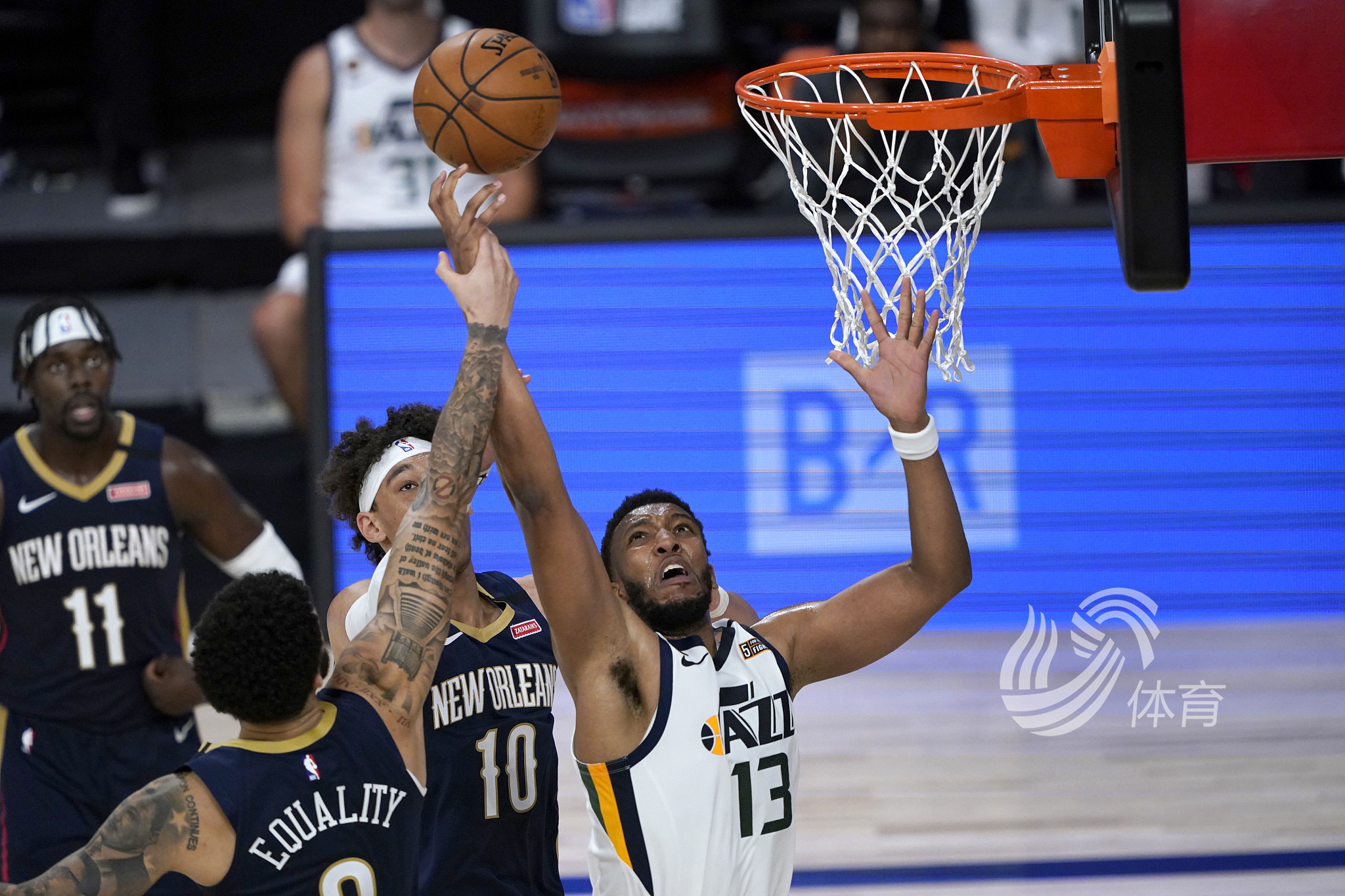 而是在中场 而是在中场